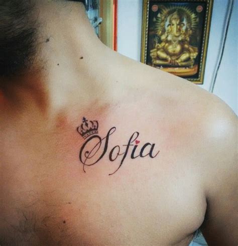 tatuajes con nombres en el pecho|Ideas de tatuajes en el pecho